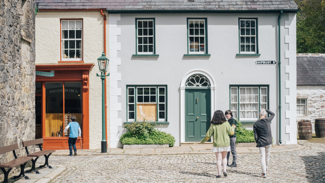 Family arriving at Ulster American Folk Park