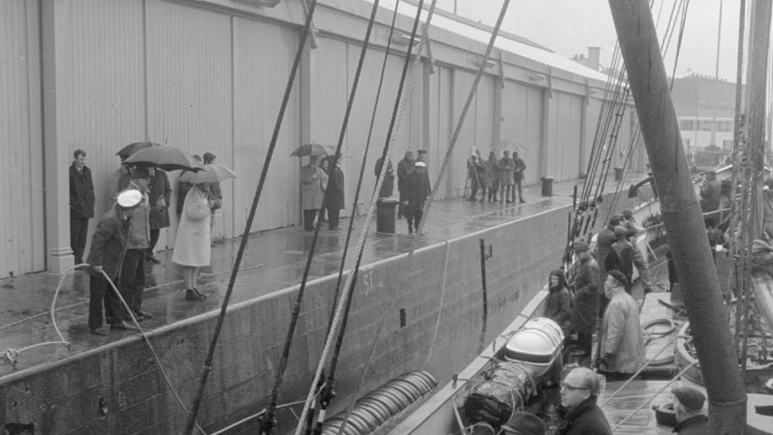 Black and white photograph of the Result arriving at Donegal Quay in the rain