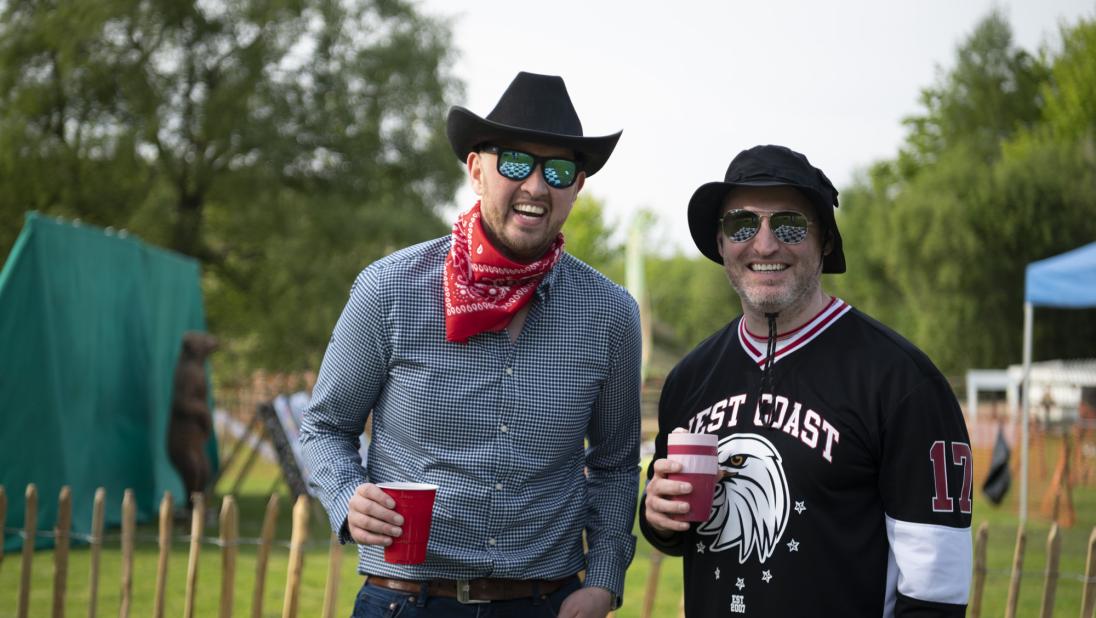 Two Bluegrass fans with drinks