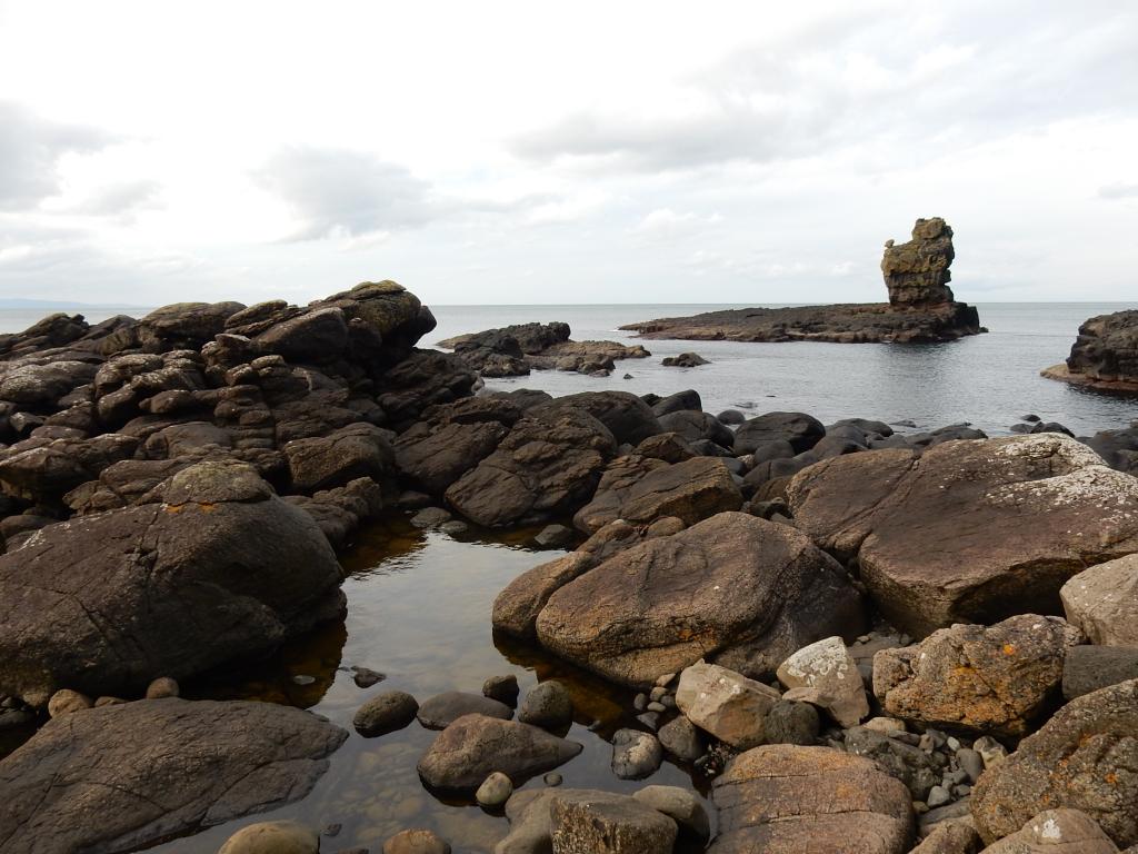 Lower Basalt lavas in Port Noffer dip westwards beneath the Giant’s Causeway